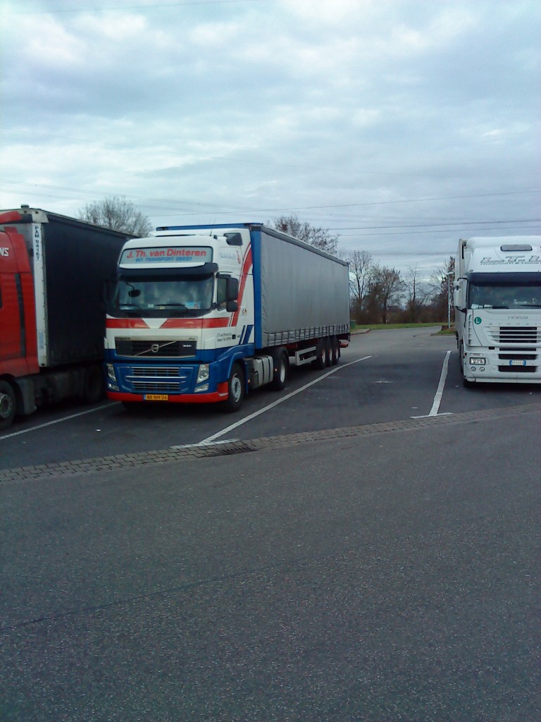 SZM Volvo FH mit Pritsche-Planen-Auflieger der Spedition van Dinteren auf dem Parkplatz an der Raststtte Schifferstadt am 06.01.2014