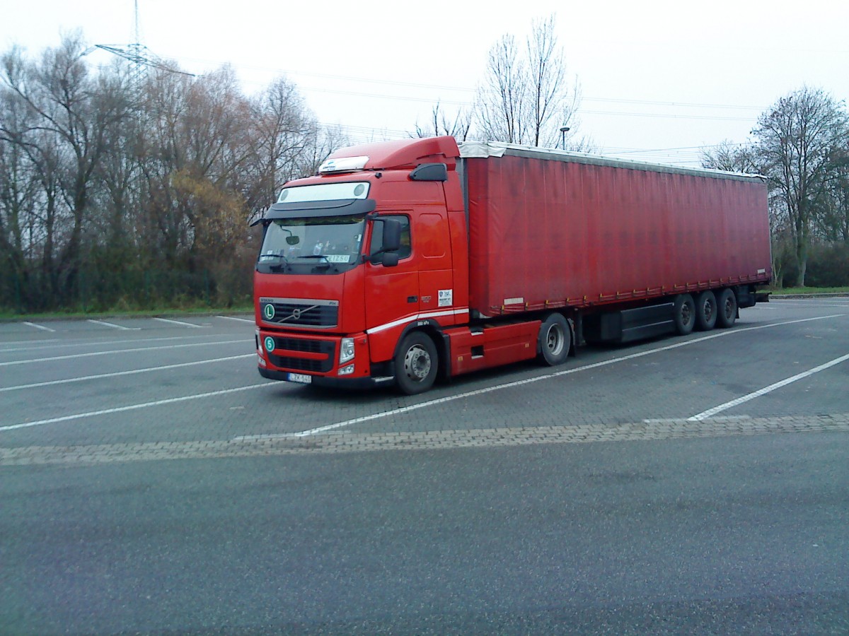 SZM Volvo FH mit Pritsche-Planen-Auflieger gesehen auf dem Parkplatz der Raststtte Dannstadt an der A 61 am 14.01.2014