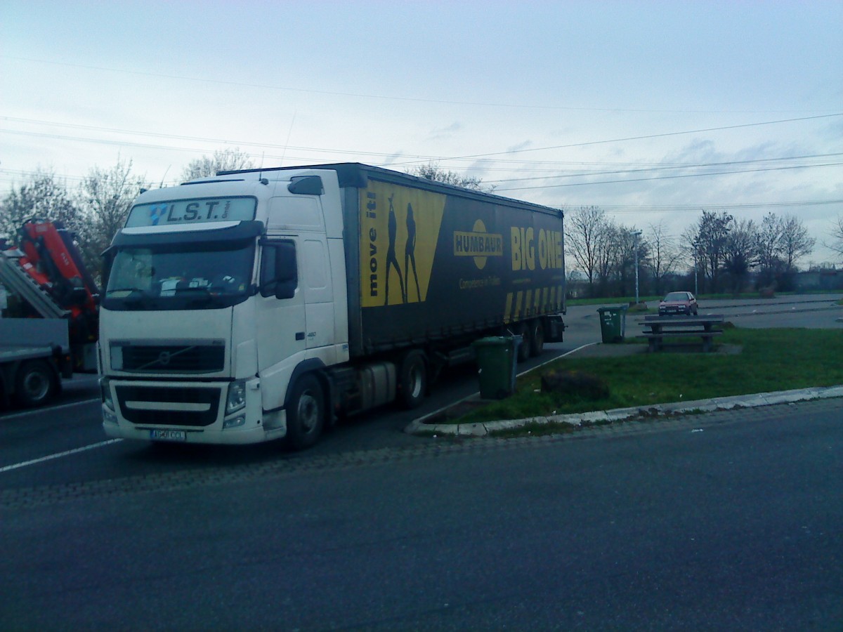 SZM Volvo FH mit Pritsche-Planen-Auflieger der Spedition L.S.T. GmbH gesehen auf dem Parkplatz der Raststtte Dannstadt an der A 61 am 15.01.2014