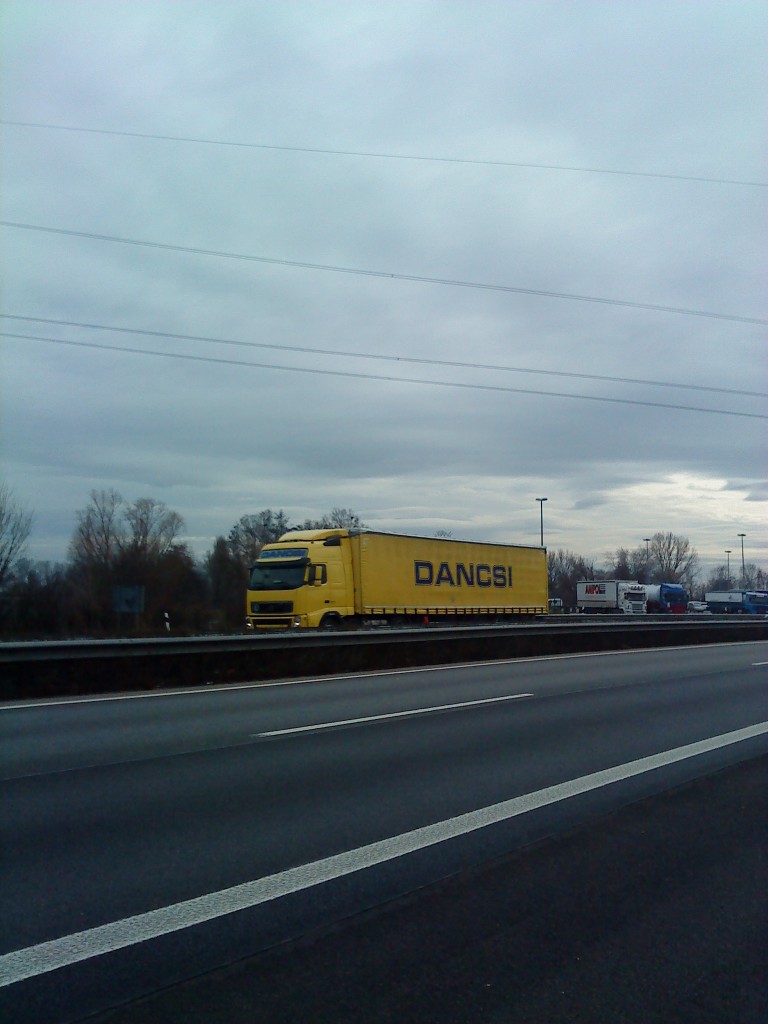 SZM Volvo FH mit Pritsche-Planen-Auflieger der Spediton Dancsi gesehen auf der A61, Hhe Raststtte Dannstadt, am 16.01.2014