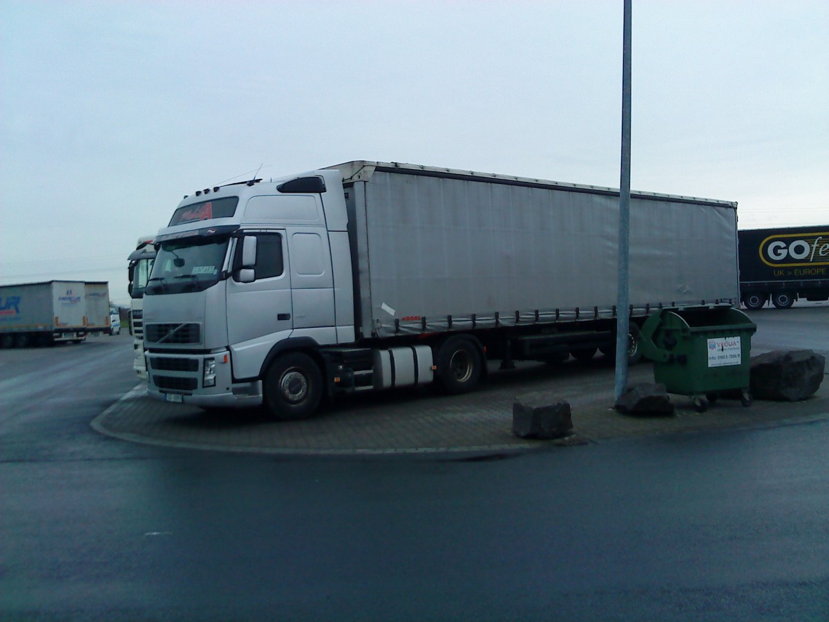 SZM VOLVO FH mit Pritsche-Planen-Auflieger gesehen auf dem Autohof in Grnstadt am 13.02.2014