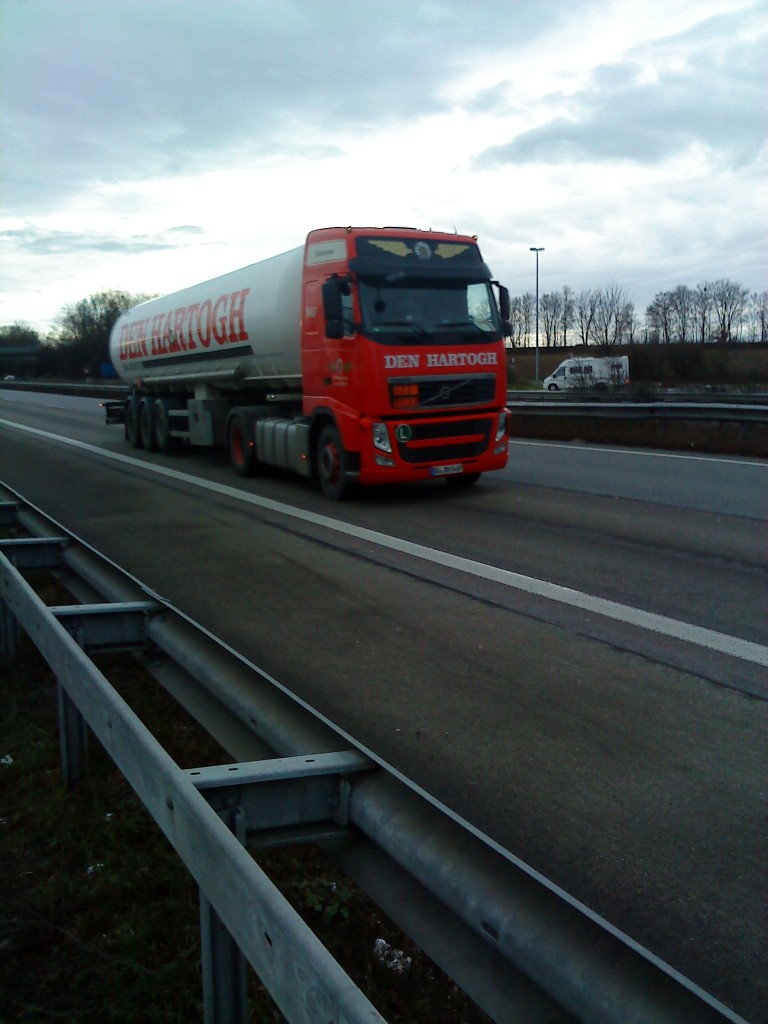 SZM Volvo FH mit Tankauflieger der Spedition Den Hartogh gesehen auf der A 61 an der Raststtte Schifferstadt am 06.01.2014