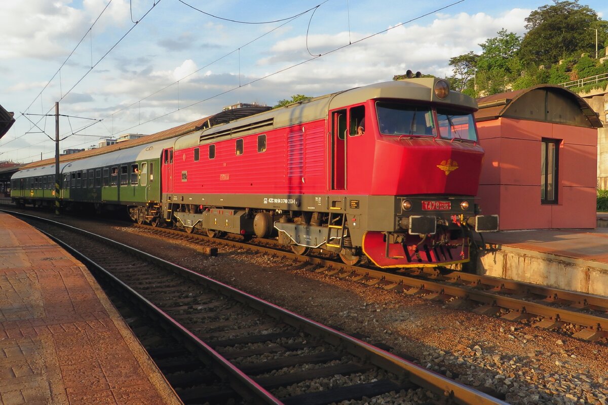 T478 1215/749 253 steht am Abend von 12 Juni 2022 in Praha hl.n.