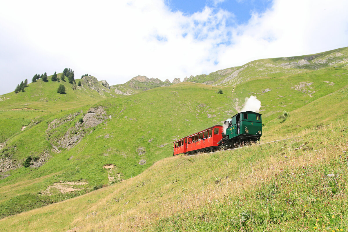 Talfahrt - Brienz Rothorn Bahn Lok 6 mit ihren beiden Wagen B 16 und B2 26 im Abstieg unterhalb des Chüemaadtunnels. 3.August 2023  