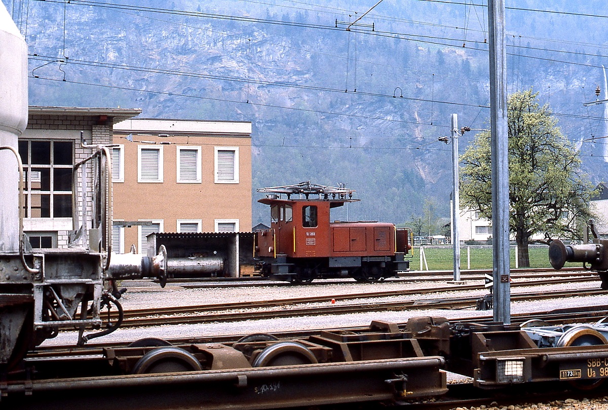 Te III 203 in Meiringen, im Vordergrund zwei Rollbockwagen (Frühjahr 1981)