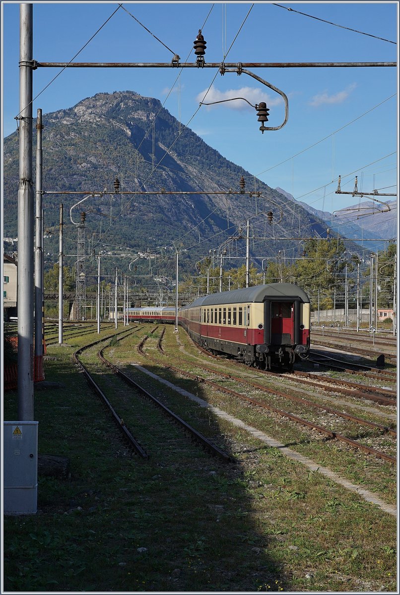 TEE - Wagen, so weit das Auge reicht...
Diese TEE-Wage fuhren zwar nie planmässig in Domodossola vorbei, doch Domodossola wurde frührer von zwei TEE Verbindungen bedient: TEE  Lemano  Milano - Geneve und TEE  Cisalpin  Milano - Paris. 

10. Okt. 2019