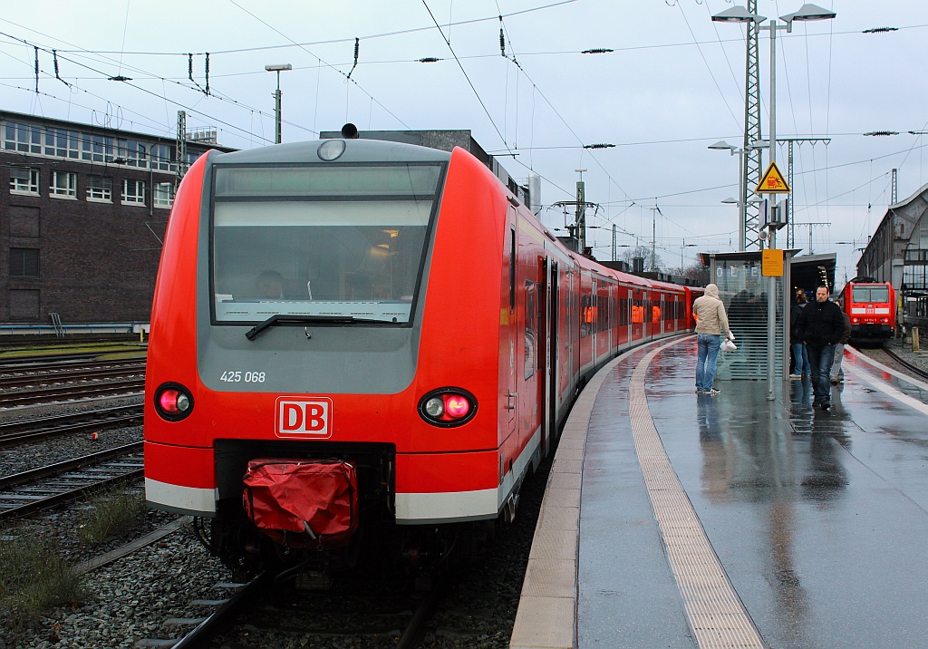 Teil 1: 425 068 als RE 11252 kam mit Fussballfans aus Bielefeld nach Bremen gefahren. 03.12.2011