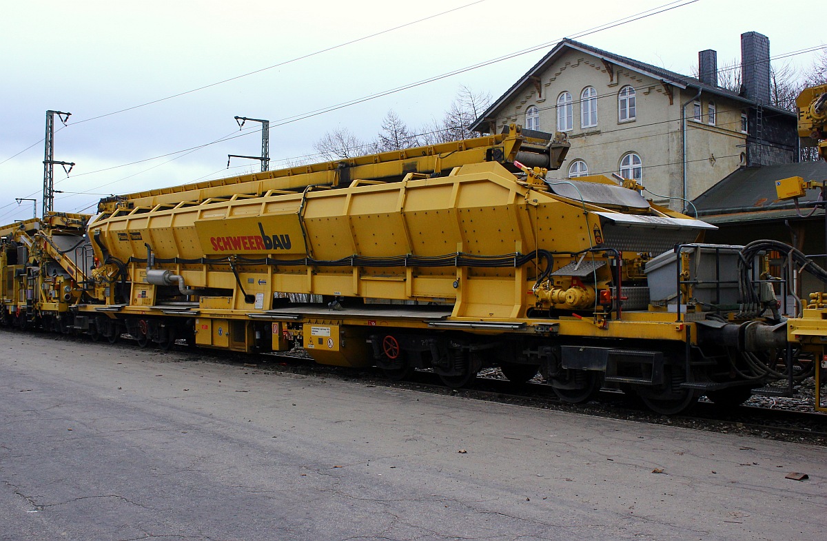 Teil 7 der riesigen Maschine war die 8-chsige 68t schwere und knapp 23m lange sogenannte Materialförder-und Siloeinheit MFS 100(Schw.Nebenfahrzeug 97 19 34 575 57-4, Bj 2009, MaschinenNr.5076, EBA 05E36A 063, RPM-RS 900MFS). Jübek 06.12.2015