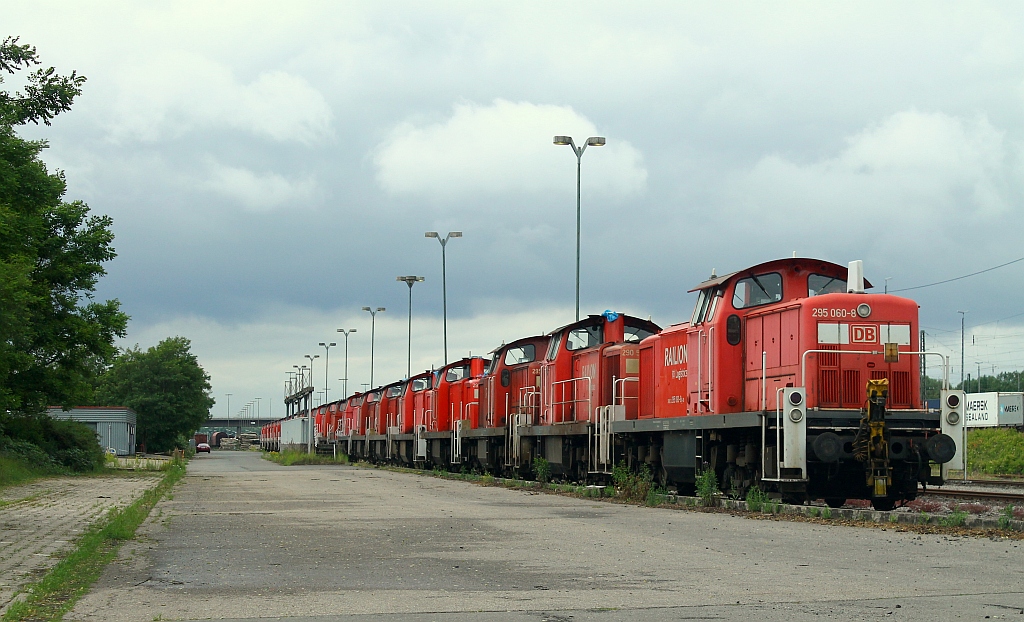 Teilweise mit blauen Säcken abgedeckt teilweise noch mit gültigen Fristen versehen stehen 18 V90er(295 060,075,099,023,062,065,086,088,068,090,083, 291 037,034,032, 290 507,516,569 und eine unbekannte V90), eine reichlich zerbeulte V60 und die 140 677-6 in einer langen Reihe abgestellter Loks in Maschen. 29.06.2013