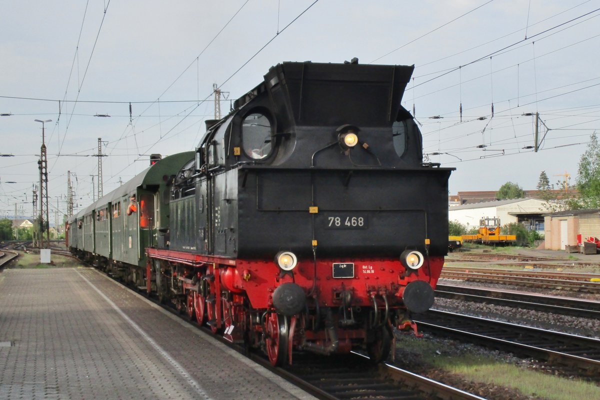 Tender vorn treft 78 468 mit ein Sonderzug am 29 April 2018 in trier ein. 