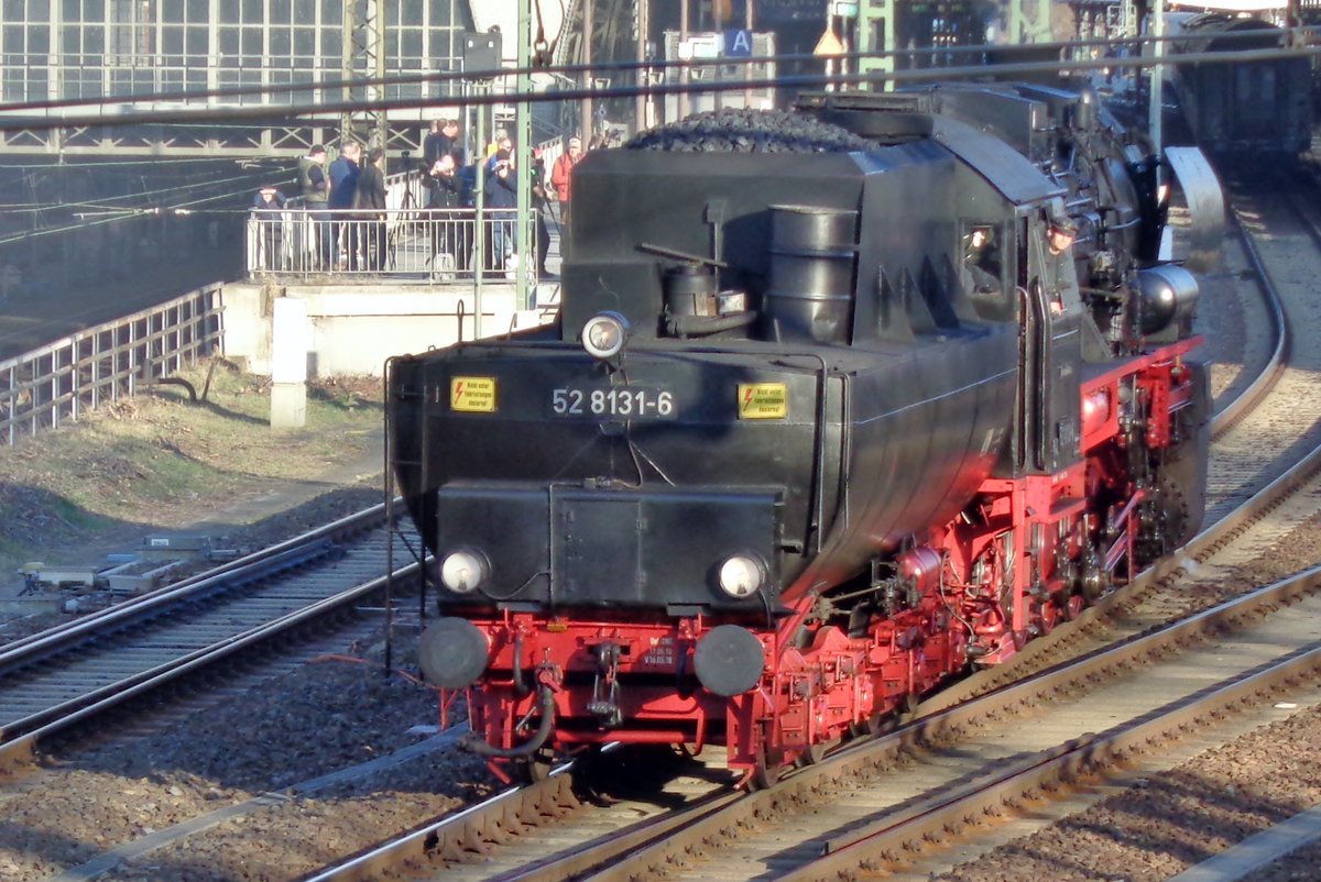 Tender vorn verlässt 52 8131 Dresden Hbf am 7 April 2018. 