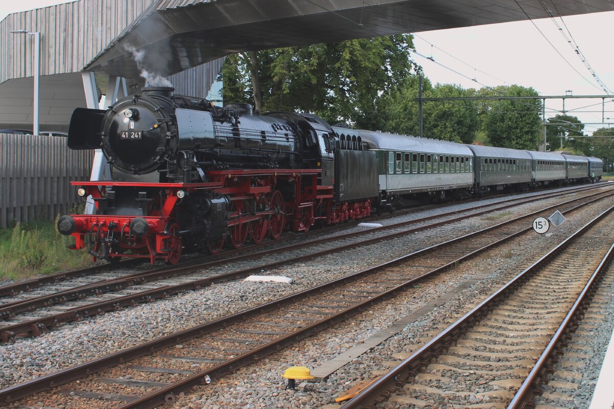 Terug naar Toen 2023 neigt sich am Abend von Sonntag 3 September 2023 zum Ende: die letzte Zug aus Beekbergen ist mit 41 241 gerade in Dieren angekommen. Die vier erste Wagen sollen mit zwei andere Dampfloks nach Rotterdam zurückfahren; nür der Bistrowagen am Schüss des Zuges wirdt mit der dann umgelaufener 41 241 nach Beekbergen zurückfahren.