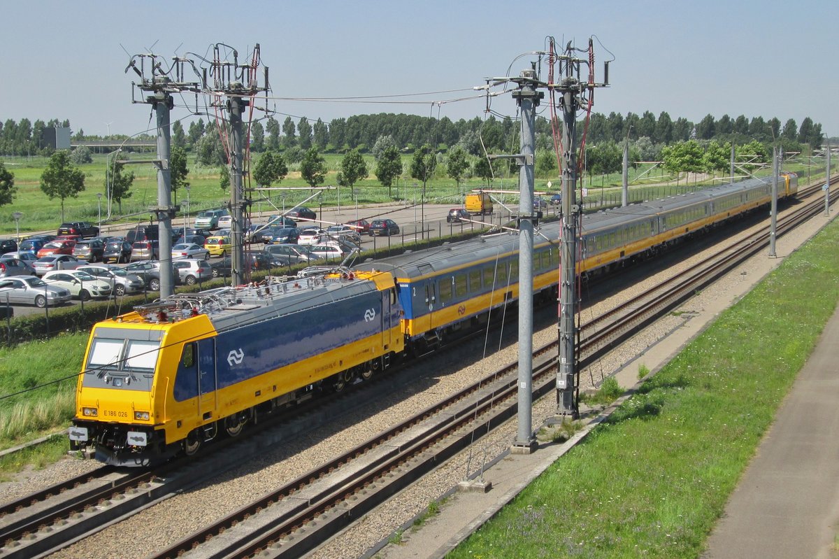 Testfahrt für die nagelneue 186 026 bei Lage Zwaluwe am 22 Juli 2016.