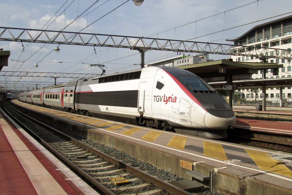 TGV Lyria 4401 verlässt Lyon Part-Dieu am 2 Juni 2014.