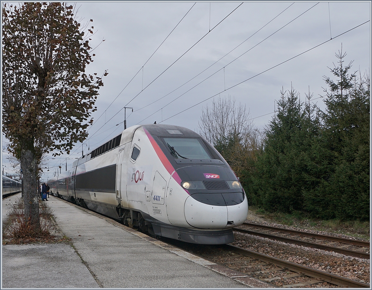 TGV Lyria (mit einem bereits für Nordfrankreich umgemalten InOui-TGV) auf der Fahrt von Paris nach Lausanne beim Halt in Frasne.

23.11.2019