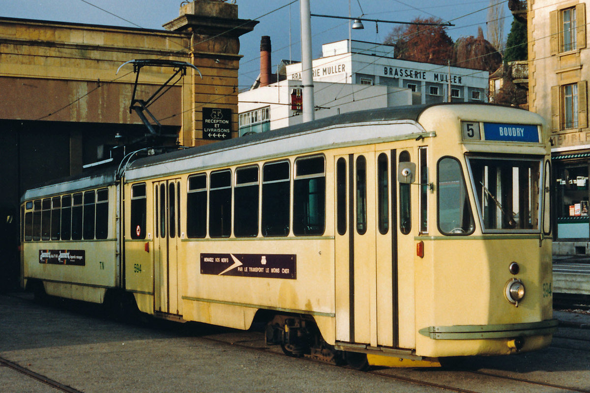 TN: Die vier Be 4/6 mit den ursprünglichen Betriebsnummern 1101 bis 1104 wurden 1966 von Genua gekauft nachdem dort der Strassenbahnbetrieb eingestellt wurde.
Erbaut wurden sie 1942 von Breda, TIBB. Diese Aufnahme entstand 1985 vor der Werkstätte Neuenburg.
Foto: Walter Ruetsch 