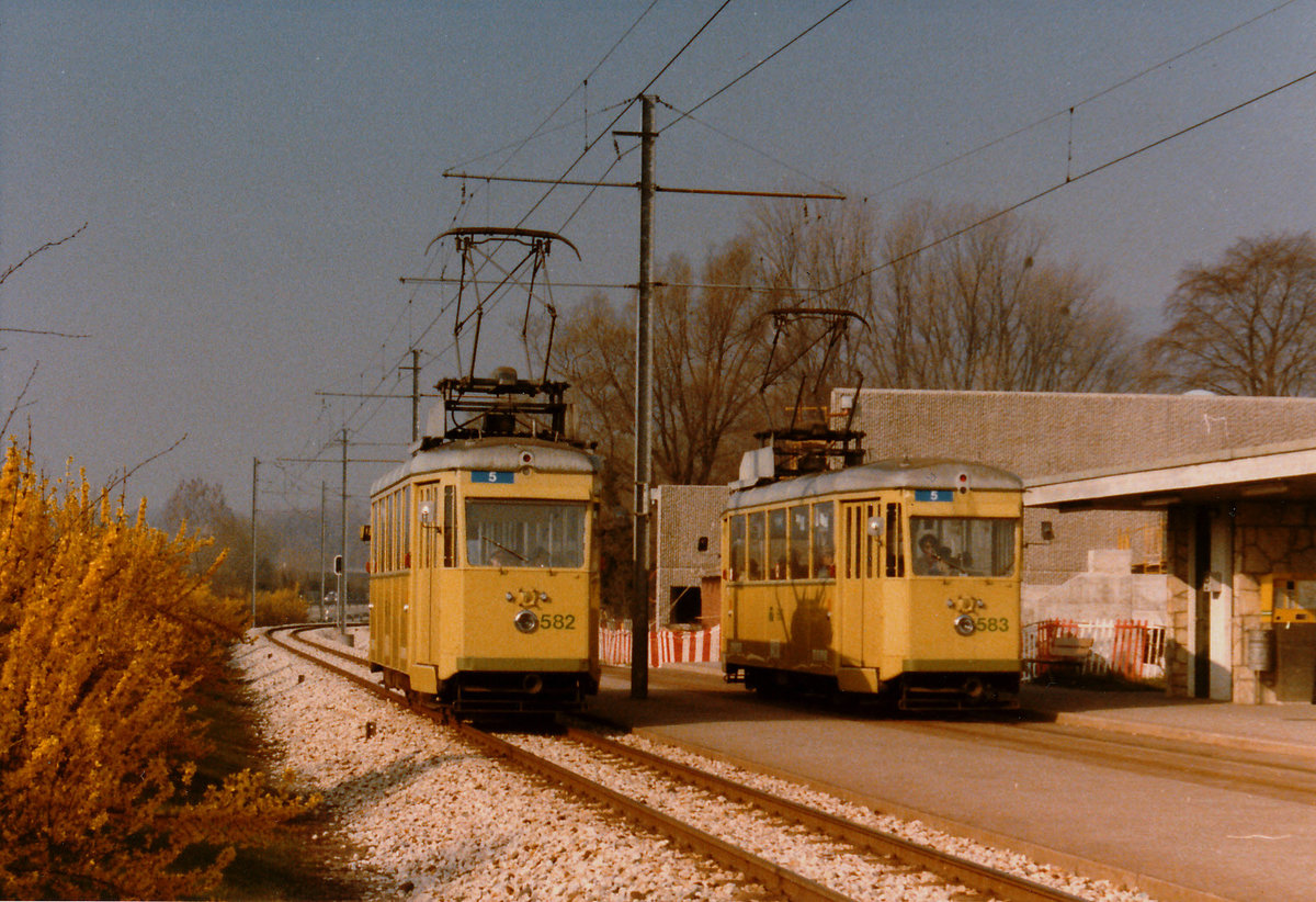 TN/TRN: Eher seltene Kreuzung in Auvernier der Be 4/4 582 und 583 im Mai 1984.
Foto: Walter Ruetsch