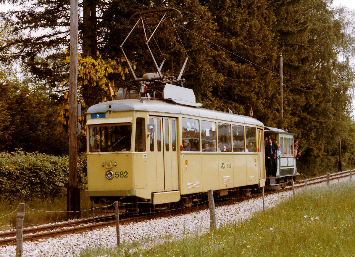 TN/TRN: Standard Motorwagen Be 4/4 582 + C2 1 (ehemals Pferdebahn) auf der Stichstrecke nach Areuse-Cortaillod im Juni 1984.
Foto: Walter Ruetsch