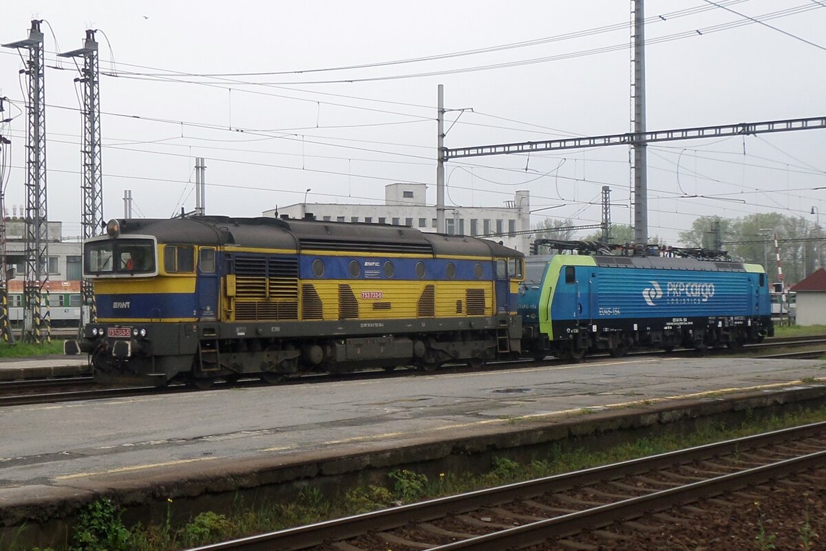 Töchter schleppt Mutter: AWT (Töchter von PKP Cargo) 753 733 schleppt am 4 Juni 2016 ein PKP 189/ES64 F4/170 durch Ostrava hl.n.