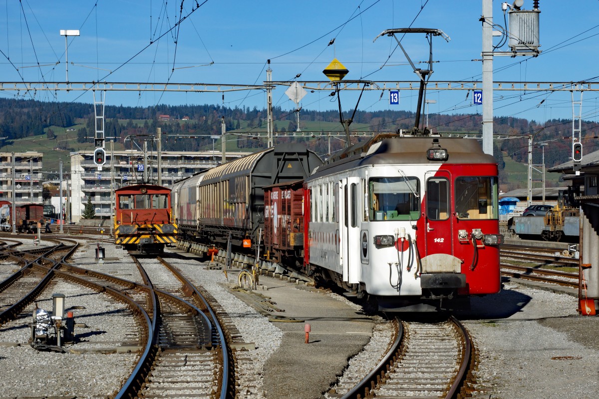 TPF: Am 12. November 2015 standen der Te 4/4 13 und der BDe 4/4 142 im Gterverkehr Bulle - Broc. Die Aufnahme der beiden Oldtimer ist in Bulle entstanden.
Foto: Walter Ruetsch