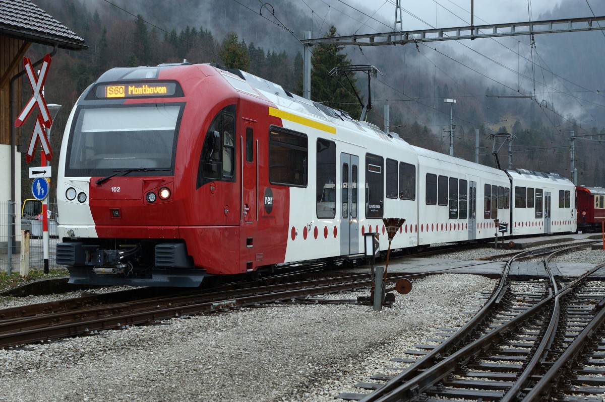 TPF: Noch etwas gewöhnungsbedürftig sind die neuen Triebzüge, die seit dem Dezember 2015 das Bild der TPF prägen.  Be 2/4 102 mit der S60 Montbovon–Broc  Fabrique kurze Zeit vor der Abfahrt in Richtung Bulle am 9. Januar 2016. Zur Zeit der Aufnahme hatte der Wagenführer die korrekte Anschrift noch nicht vorgenommen. Die TPF hat sechs dieser modernen Triebzüge von Stadler Rail im Betrieb. Die alte Flotte konnte dadurch  pensioniert  werden. 
Foto: Walter Ruetsch
