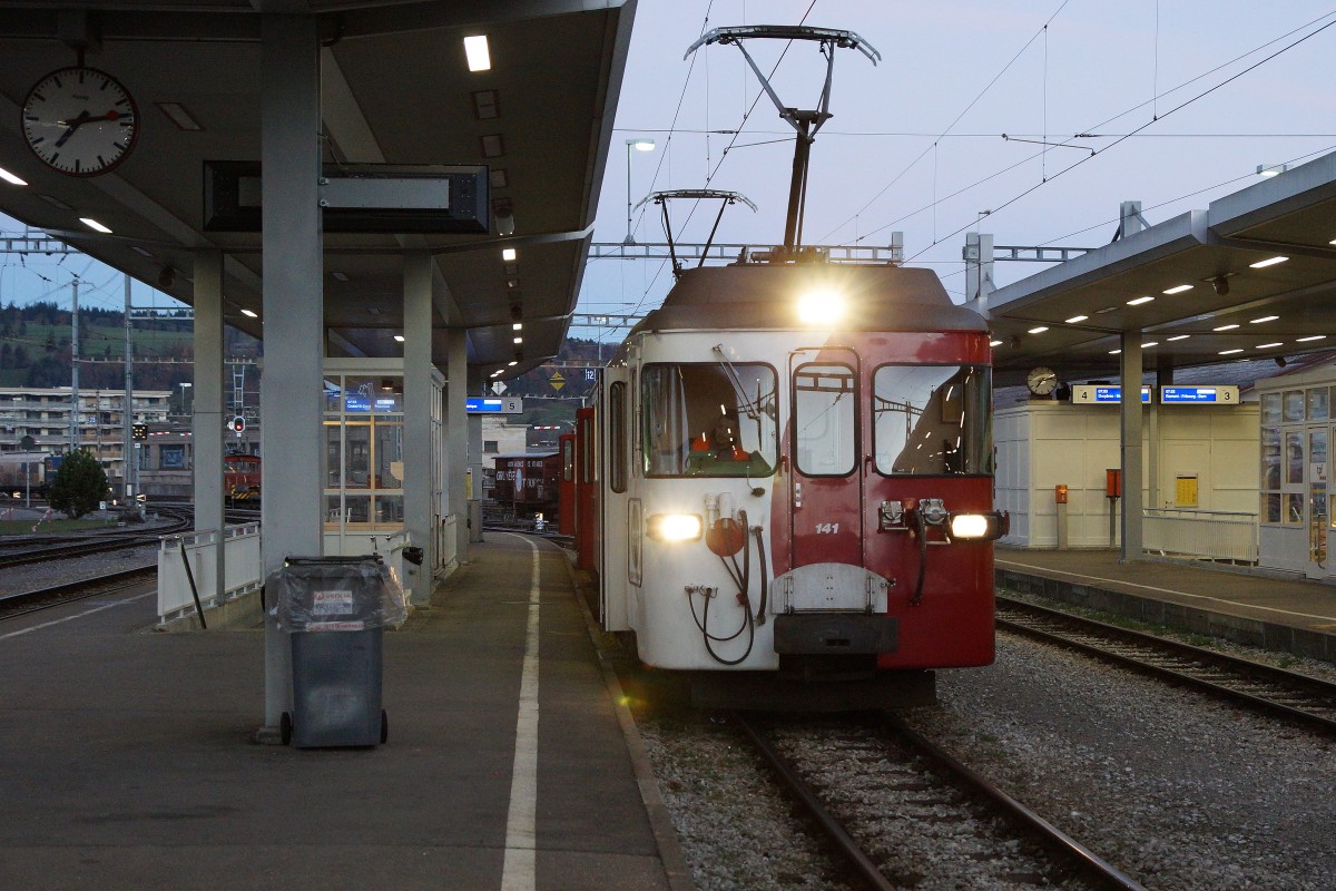 TPF: Regionalzug in Bulle mit dem BDe 4/4 141 (1972) (ehemals GFM) kurz vor der Abfahrt nach Broc am 12. November 2015. Wenn man in Riedholz um 04:00h aufsteht, reicht die Zeit fr eine erste Aufnahme um 07:13h in Bulle . Natrlich erst noch per Bahn, wie es sich fr einen echten Eisenbahnfotografen gehrt.
Foto: Walter Ruetsch 