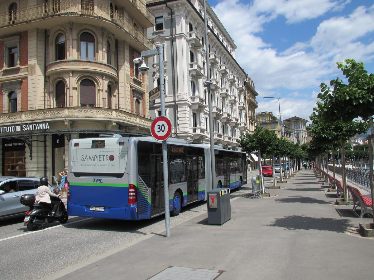 TPL – Mercedes Citaro Nr. 430 (Baujahr 2012) ist unterwegs an der Seepromenade von Lugano am 11.6.24 