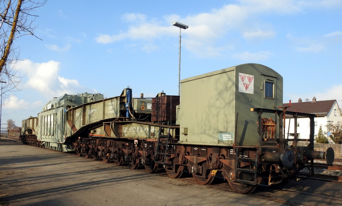 Tragschnabelwagen 84 80 D AMPR 996 0 003-5 von Ampiron mit Siemens-Transformator f�r Max.-Dauerleistung von 333,33 MVA ist gerade in V�hringen eingetroffen, am 08.03.2016.