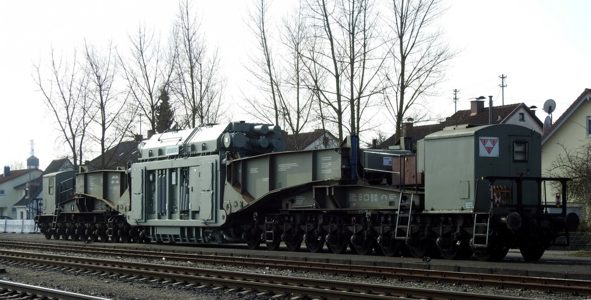 Tragschnabelwagen 84 80 D AMPR 996 0 003-5 von Ampiron mit Siemens-Transformator f�r Max.-Dauerleistung von 333,33 MVA ist gerade in V�hringen eingetroffen, am 08.03.2016. �ber den Zaun fotografiert, nur zwei Minuten sp�ter war die Sicht durch abgestellte Wagn versperrt.