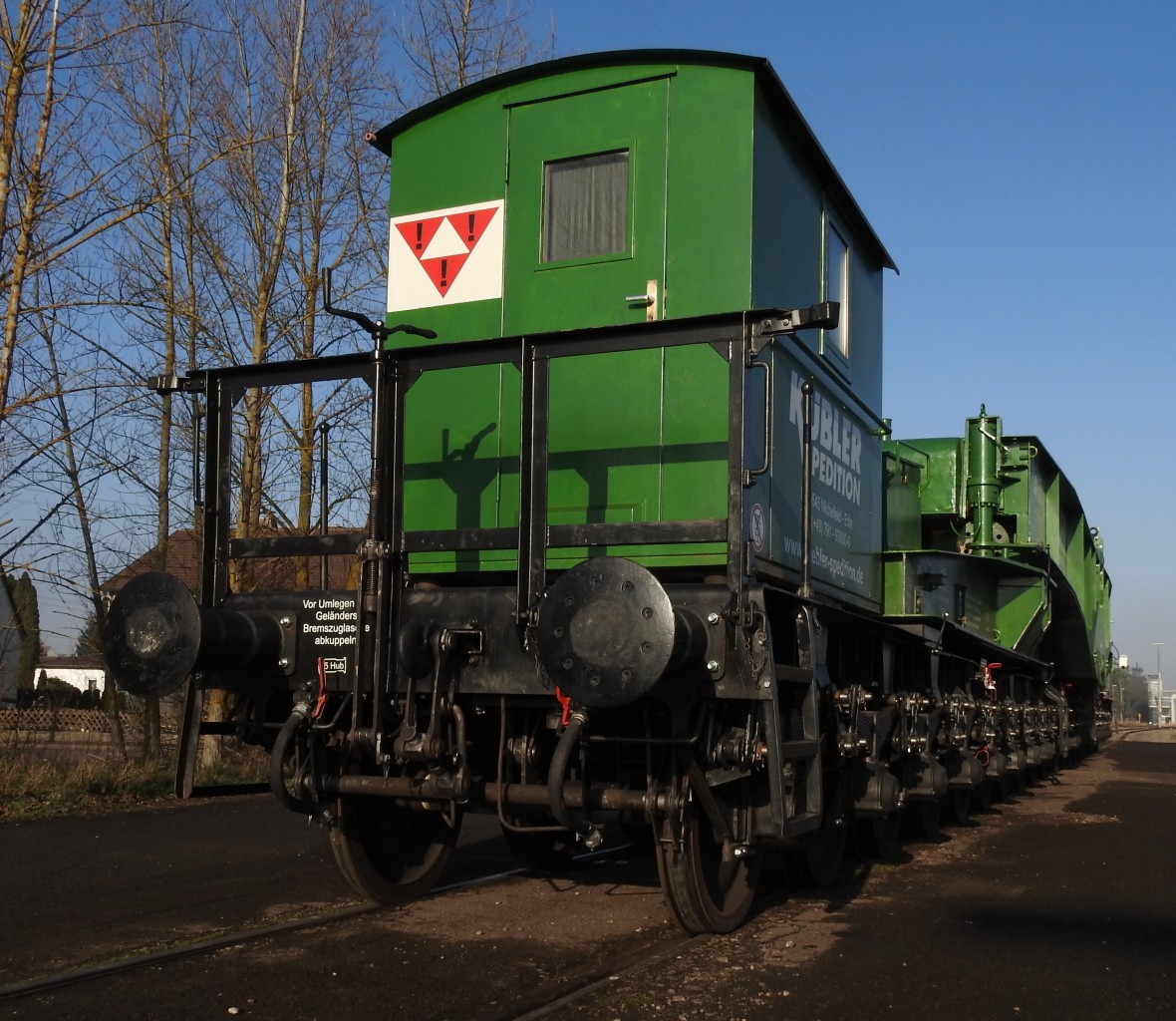 Tragschnabelwaggon 80 D-ELBA 996 0 005-0 von der K�bler Spedition f�r Transformatorentransport bis zu 250 Tonnen. Der leere Waggon hat eine L�nge von 32,1 Metern, mit Transformator �ber 41 Meter. Der Waggon steht am 05.12.2015 im Bahnhof V�hringen und wartet auf seine Abholung.