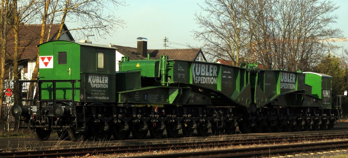 Tragschnabelwaggon 80 D-ELBA 996 0 005-0 von der K�bler Spedition f�r Transformatorentransport bis zu 250 Tonnen. Der leere Waggon hat eine L�nge von 32,1 Metern, mit Transformator �ber 41 Meter. Der Waggon steht am 05.12.2015 im Bahnhof V�hringen und wartet auf seine Abholung.