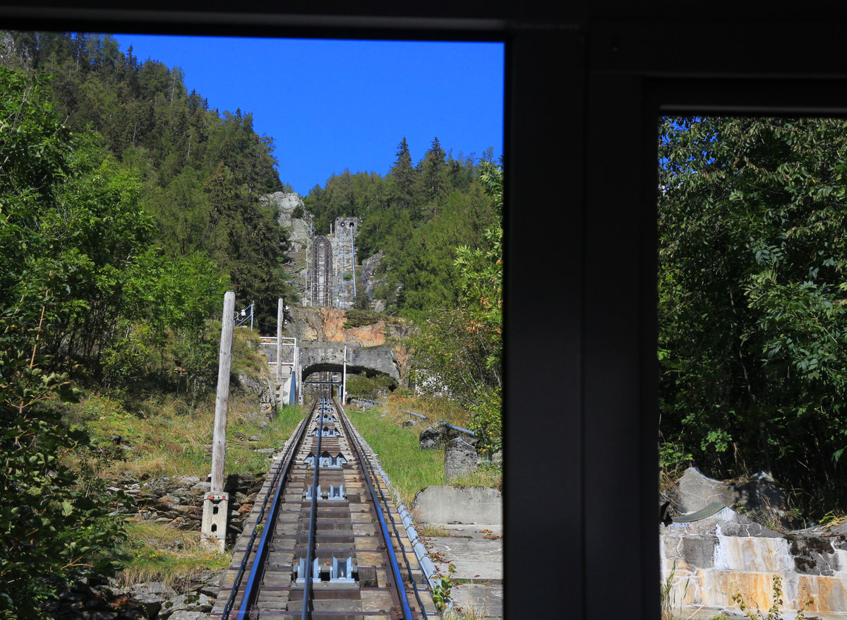 Trains Touristiques d'Emosson TTE: Eine L-förmige Veränderung der Steigung der Drahtseilbahn über eine Bergstufe hinweg. 30.9.2020