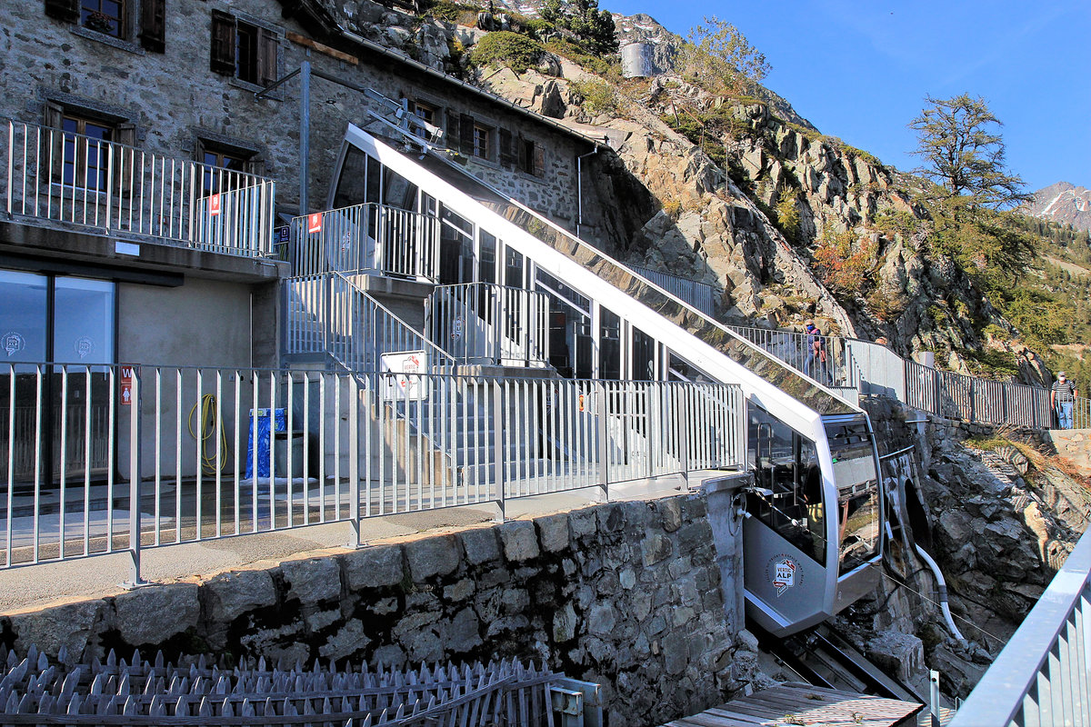 Trains Touristiques d'Emosson TTE: Wagen der Standseilbahn in der Bergstation Les Montuires. Gut erkennbar wie steil diese Strecke ist. 30.September 2020 