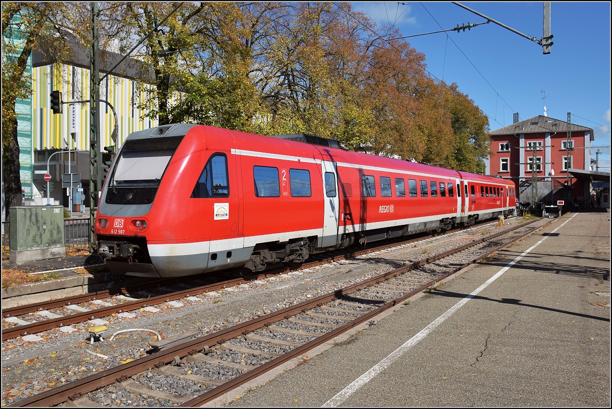 Traktionswandel am Hochrhein, der einzigen  Schweizer Dieselstrecke , die Schaffhausen mit Basel verbindet, sowie auch Rheinfelden AG, Stein-Säckingen.

Ein Vorbote ist mit dem roten 612 007 in Singen zu sehen. Oktober 2017.