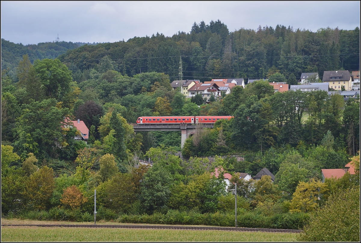 Traktionswandel am Hochrhein, der einzigen  Schweizer Dieselstrecke , die Schaffhausen mit Basel verbindet, sowie auch Rheinfelden AG, Stein-Säckingen.

611 auf der Brücke zwischen Hauenstein und Albert. August 2016. 