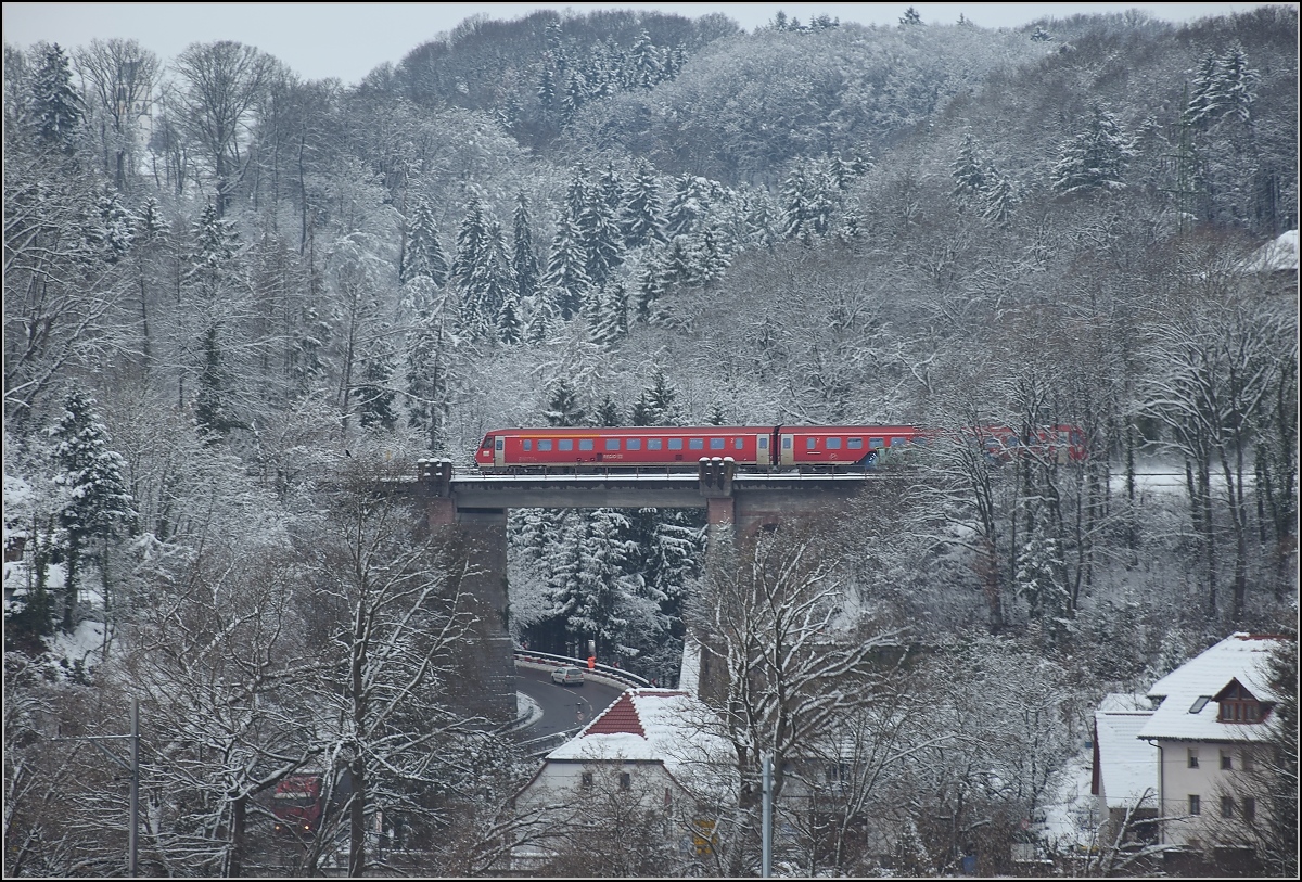 Traktionswandel am Hochrhein, der einzigen  Schweizer Dieselstrecke , die Schaffhausen mit Basel verbindet, sowie auch Rheinfelden AG, Stein-Säckingen.

611 auf der Brücke zwischen Hauenstein und Albert. Januar 2016. 