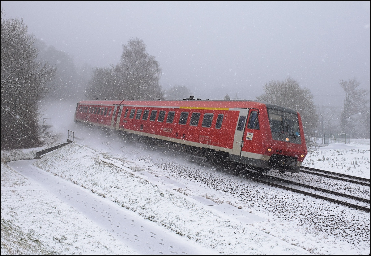 Traktionswandel am Hochrhein, der einzigen  Schweizer Dieselstrecke , die Schaffhausen mit Basel verbindet, sowie auch Rheinfelden AG, Stein-Säckingen.

611 020 bei Beuggen zwischen den nahegelegenen Kraftwerken Schwörstadt und Rheinfelden. März 2018. 