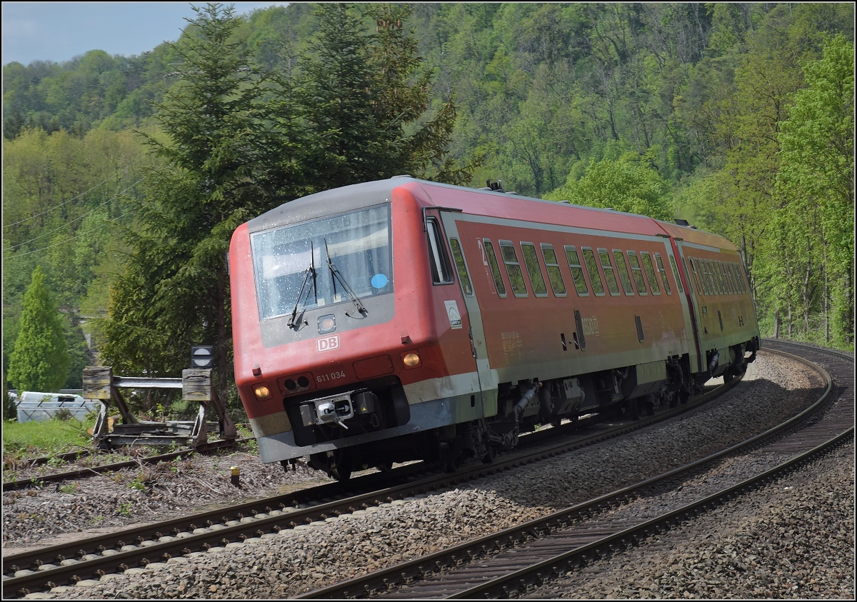Traktionswandel am Hochrhein, der einzigen  Schweizer Dieselstrecke , die Schaffhausen mit Basel verbindet, sowie auch Rheinfelden AG, Stein-Säckingen.

611 034 in Wehr-Brennet, April 2018. 
