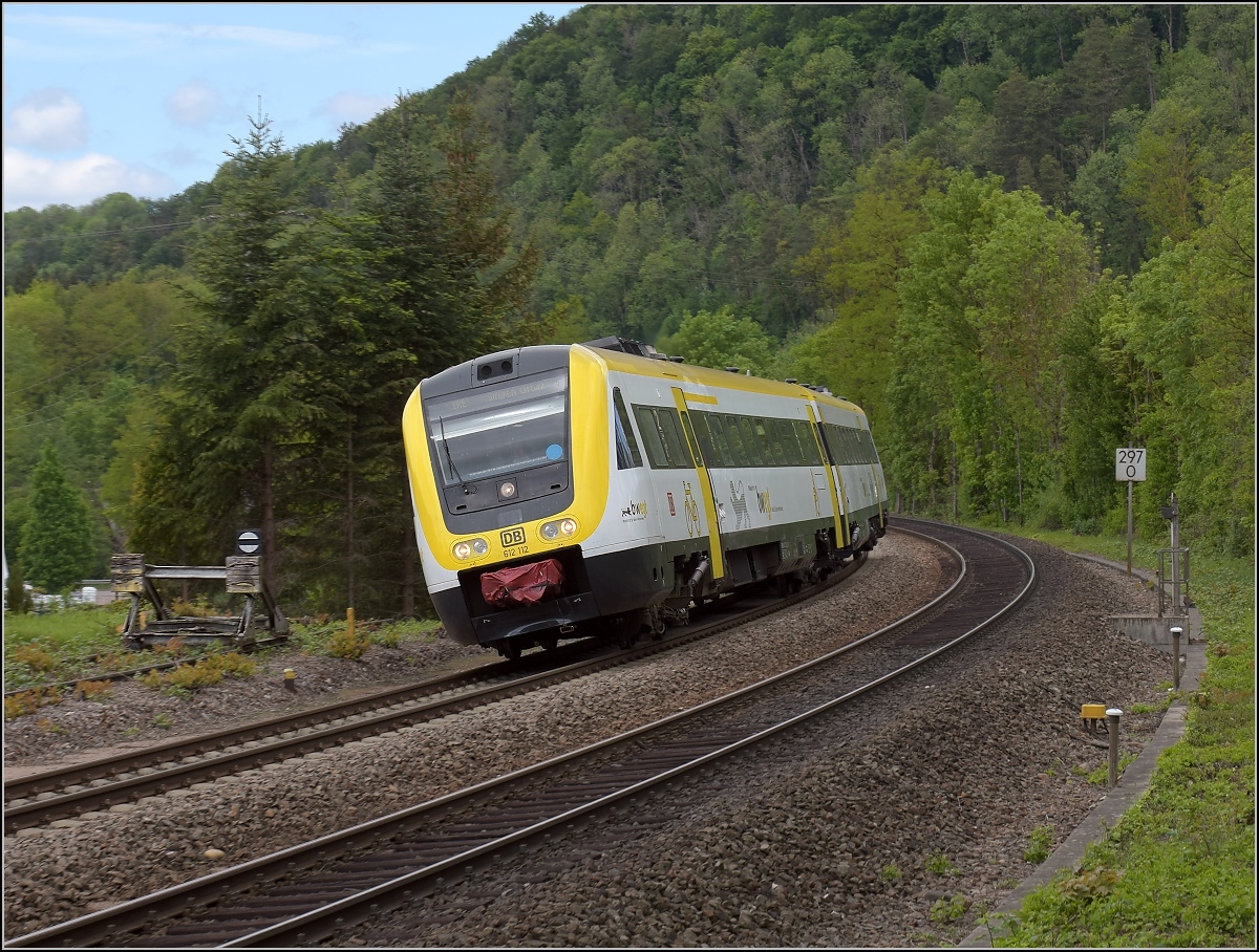 Traktionswandel am Hochrhein, der einzigen  Schweizer Dieselstrecke , die Schaffhausen mit Basel verbindet, sowie auch Rheinfelden AG, Stein-Säckingen. 

612 112 in Wehr-Brennet, Mai 2018.