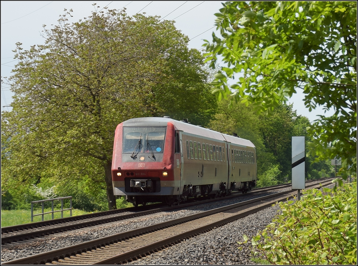 Traktionswandel am Hochrhein, der einzigen  Schweizer Dieselstrecke , die Schaffhausen mit Basel verbindet, sowie auch Rheinfelden AG, Stein-Säckingen.

Der etwas verbeulte 611 024 am Bahnübergang der B 34 beim Markhof nahe des Bahnübergangs zur B 34. April 2018. 