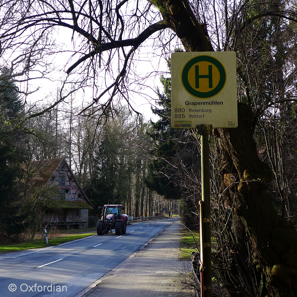 Traktor durchfährt den Weiler Grapenmühlen im Landkreis ROW.