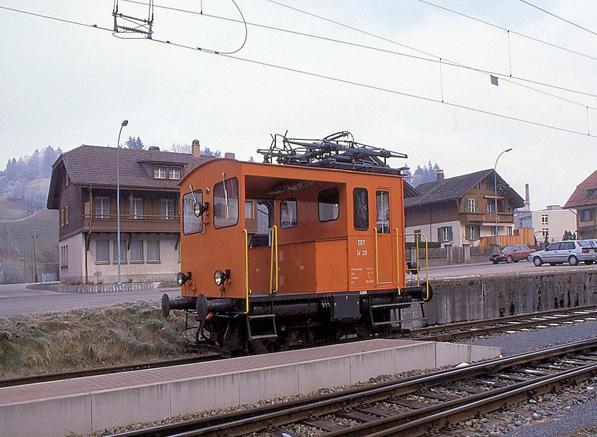 Traktoren Te I: Der EBT Traktor Te 29 in der 1994 eingestellten Strecke nach Wasen im Emmental. Wasen, 31. Dezember 1992 