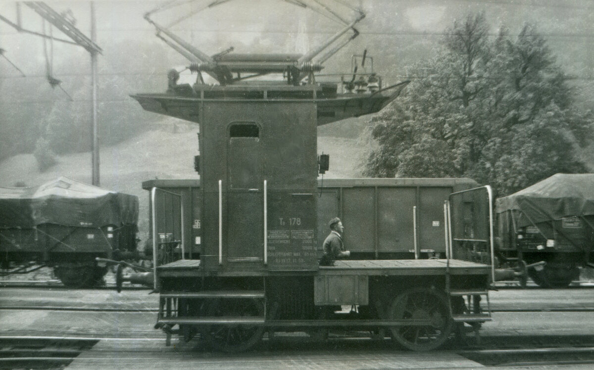 Traktoren Te I: Der noch mit der alten Nummer (178) versehene Traktor der Station Schwyz. Die Lok wurde später vermutlich zum Te I 28. 6.August 1963 