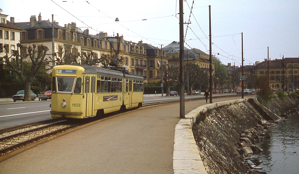 Tramway Neuchatelois: Auf dem Weg nach Boudry fhrt Be 4/6 1102 direkt am Neuenburger See entlang (Mai 1980)