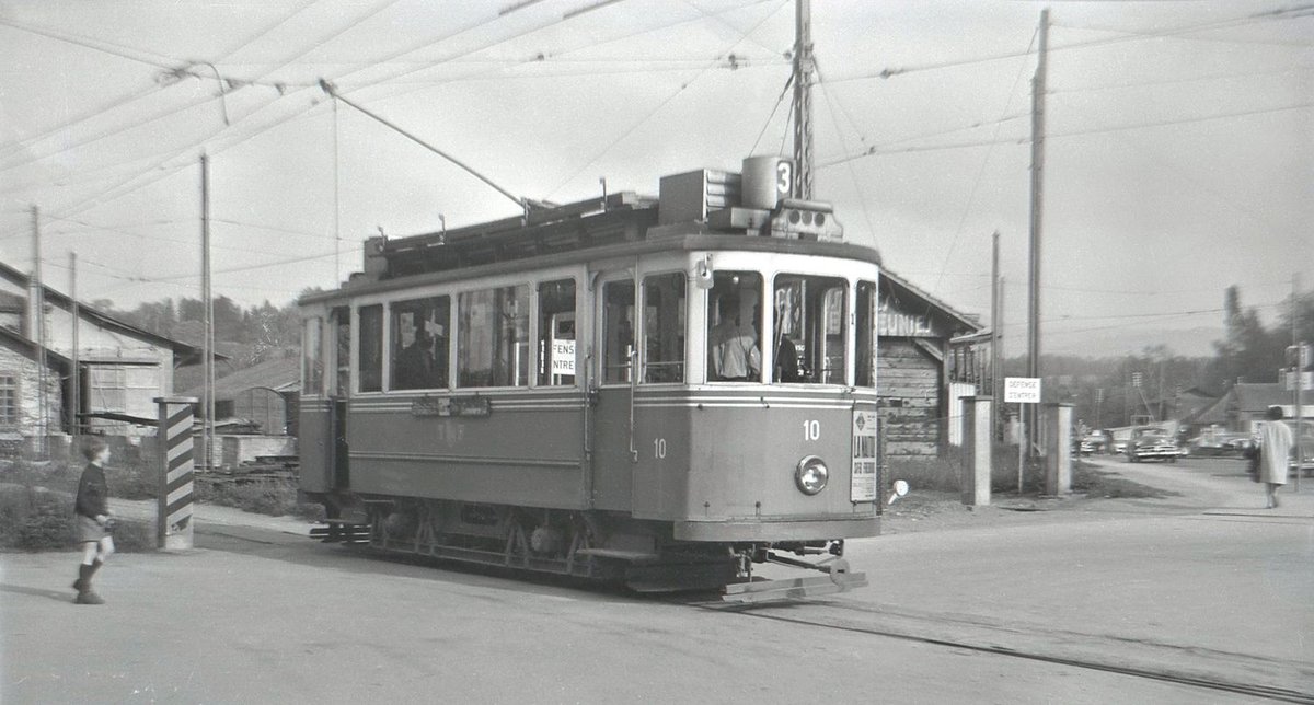 Tramways de Fribourg - beim Dépot Pérolles im Jahre 1963: Wagen 10 (Serie 9 - 13, Baujahr 1913). Der Betrieb des Tramways de Fribourg-Schienennetzes endete am 31.März 1965. 