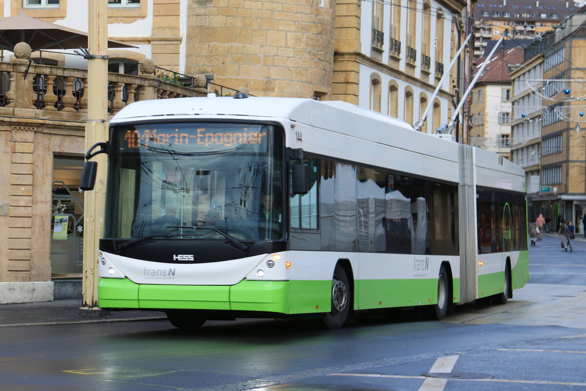 transN, La Chaux-de-Fonds - Nr. 144 - Hess/Hess Gelenktrolleybus (ex TN Neuchtel Nr. 144) am 14. Dezember 2023 in Neuchtel, Place Pury (Aufnahme: Martin Beyer)