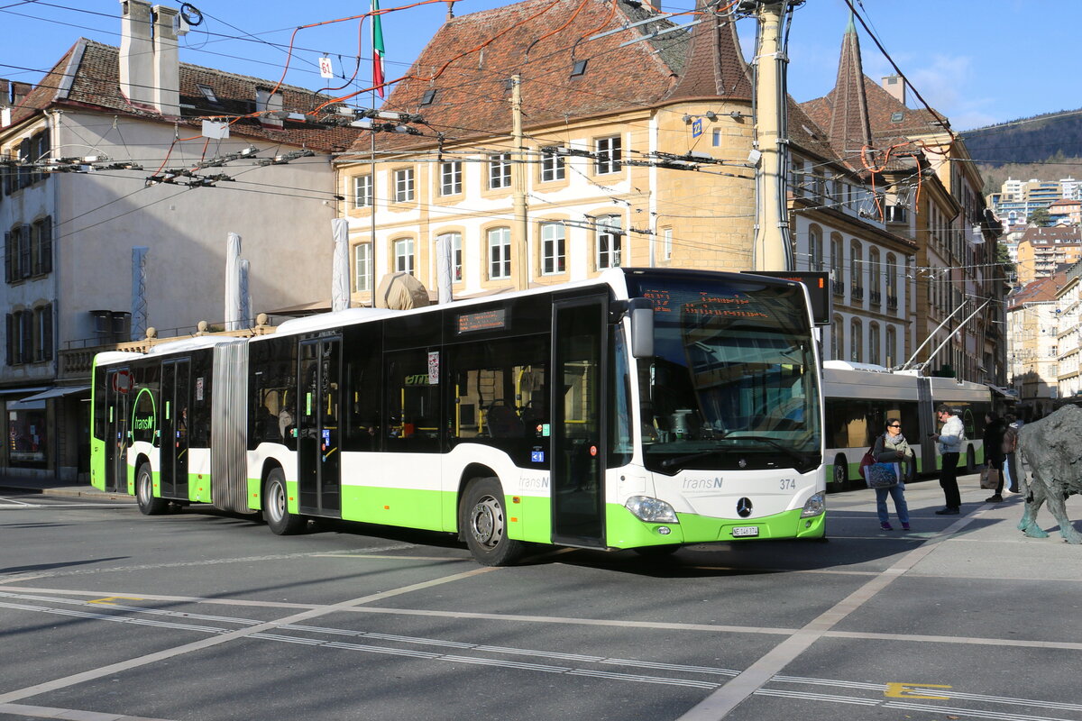 transN, La Chaux-de-Fonds - Nr. 374/NE 146'374 - Mercedes am 15. Dezember 2023 in Neuchtel, Place Pury (Aufnahme: Martin Beyer)