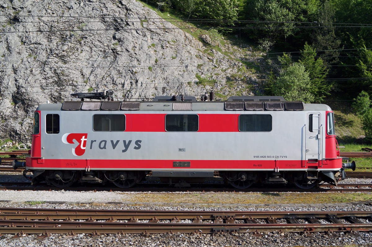 TRAVYS: TRAVYS Re 420 503 (Re 4/4 II erste Generation) ehemals SBB und BLS in Vallorbe abgestellt am 16. Mai 2015. Eine weitere Lokomotive dieser Bauart befindet sich mit grünem Anstrich im Rollmateralbestand der MBC.
Foto: Walter Ruetsch