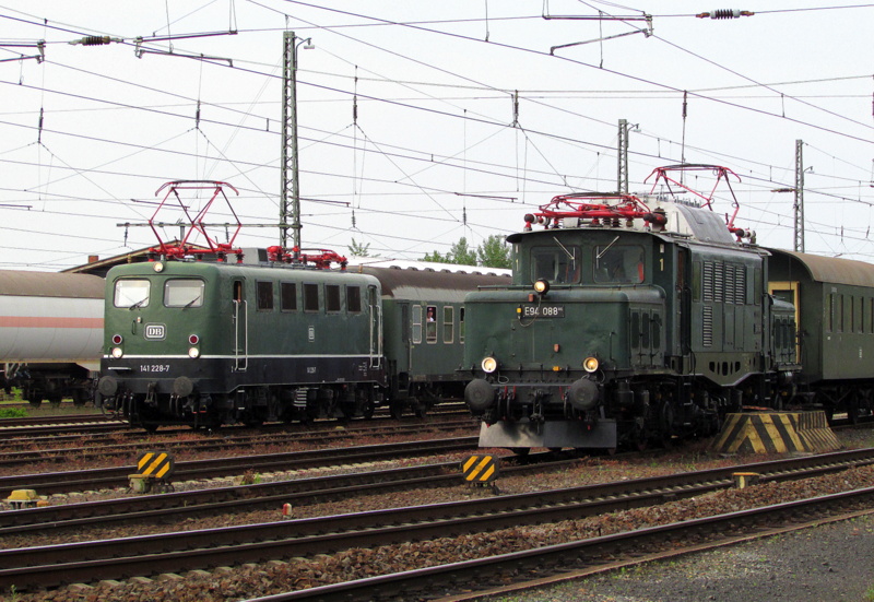 Treffen zweier E-Loks im Bahnhof Darmstadt Kranichstein am 01.Juni.2014.
Links die 141 228-7 der Bahnwelt Darmstadt und rechts E94 088 der GES Stuttgart.
Die E94 088 war eine Gastlok bei den Bahnwelttagen.