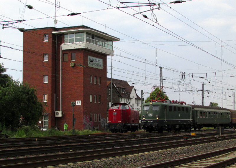 Treffen zweier Hausloks.
Links die Mak 1200 D  V122  die Rangieraufgaben erfüllte und rechts die 141 228-7 die einen Zug nach Dieburg zur Abfahrt bereit stellte.
Aufgenommen am 01.Juni.2014 in Darmstadt Kranichstein
